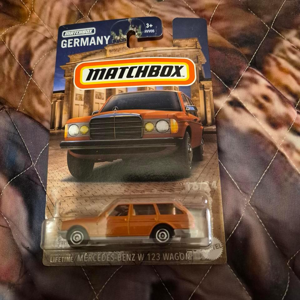 Orange Mercedes Benz W123 Wagon Fba5