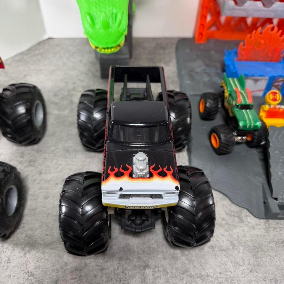 Hot Wheels Monster Truck Set 8