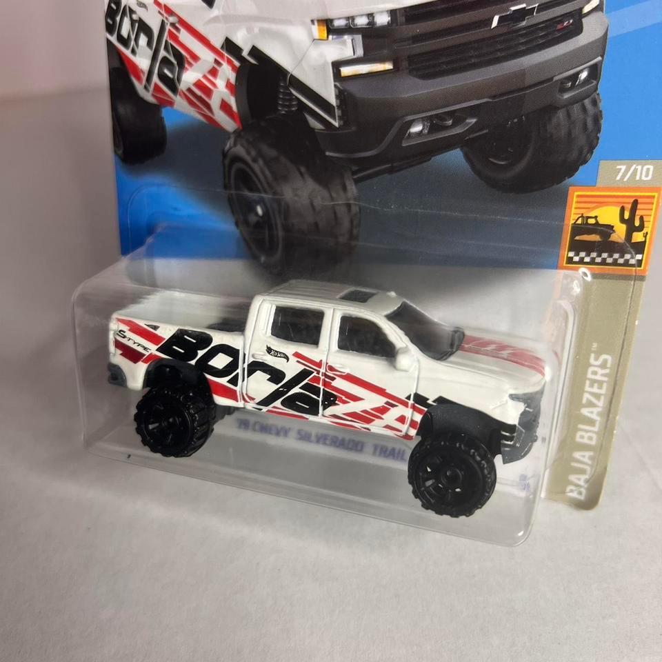 Hot Wheels 2019 Chevy Silverado 3