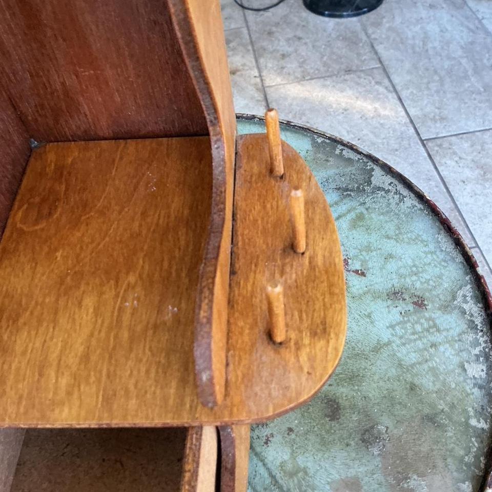 This Vintage Wooden Rocking Chair 8006 3