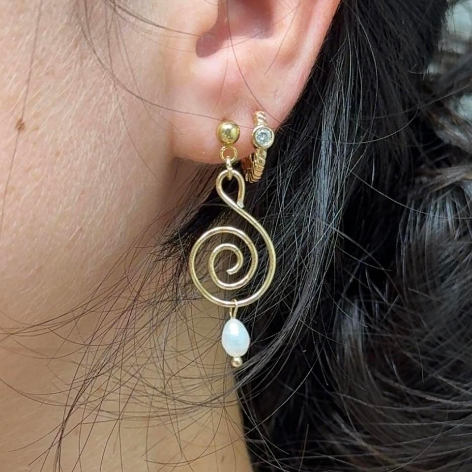 Gold Spiral Earrings With Freshwater 655a 3