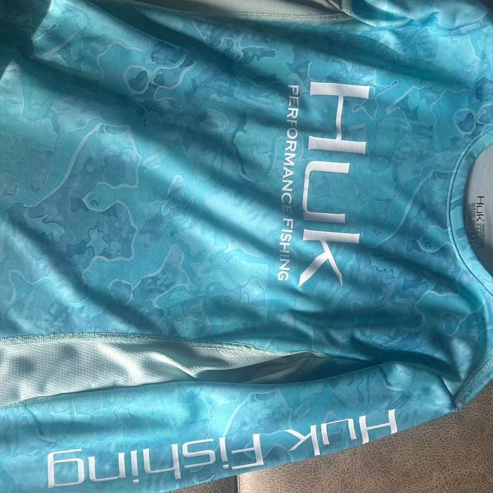 Huk Blue Fishing Shirt Size 4598