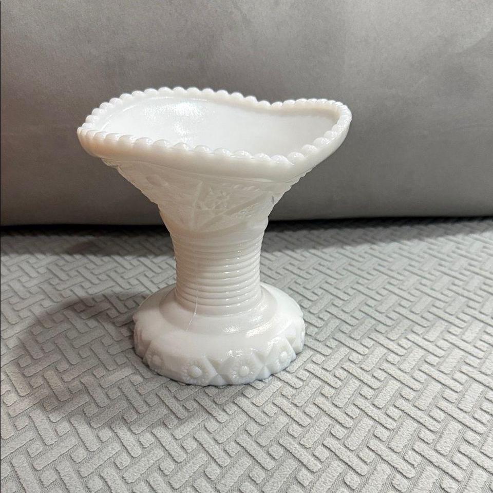 This Stunning Vintage Milk Glass Bb15