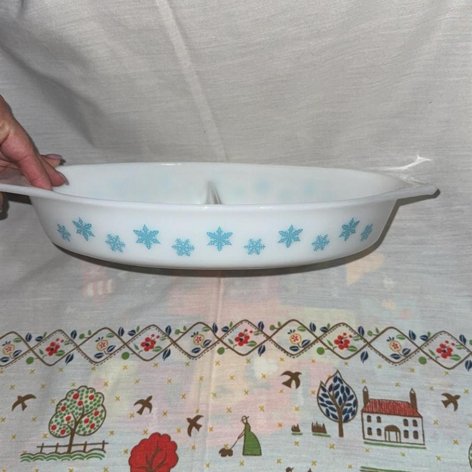 Pyrex Snowflake Divided Casserole Dish D039 3