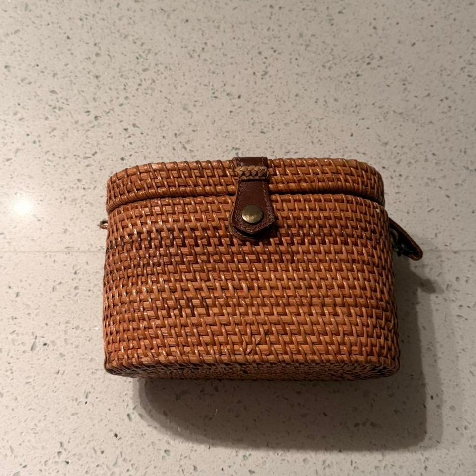 Brown Wicker Basket With Blue Fdec