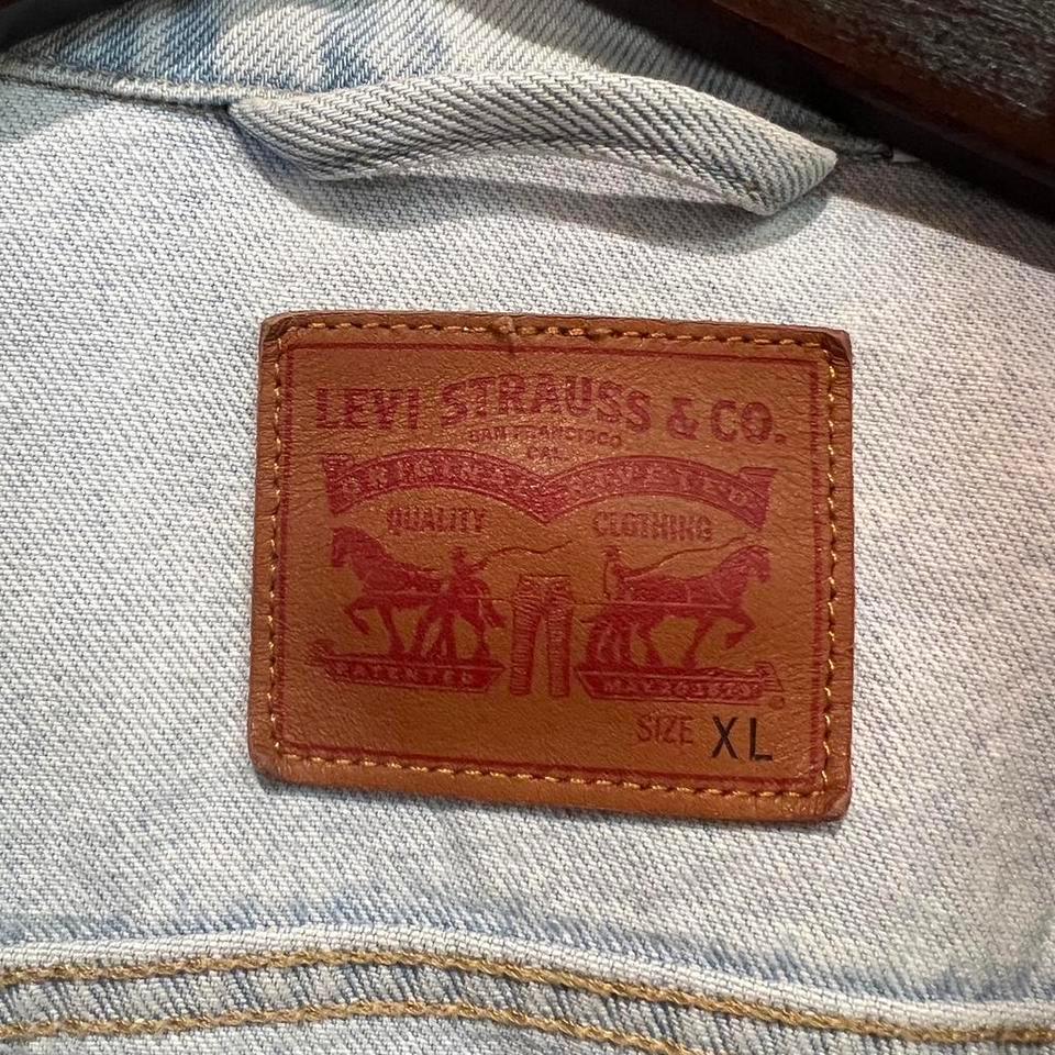 Levis Light Blue Lightly Distressed 2a75 5