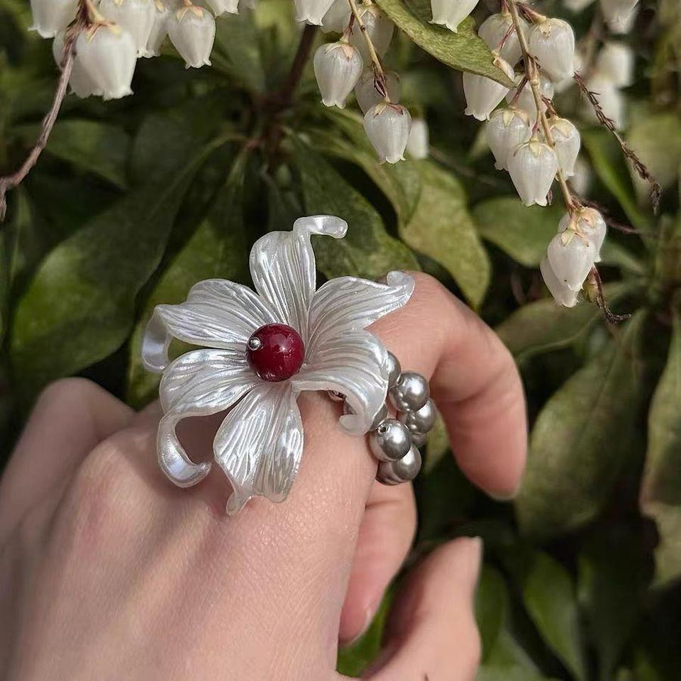 White Flower Ring With Red 1ead