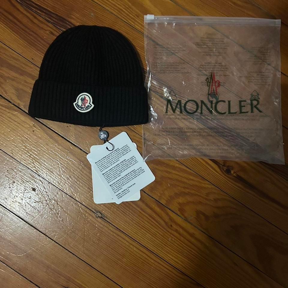 Black Moncler Beanie Winteraccessories 2