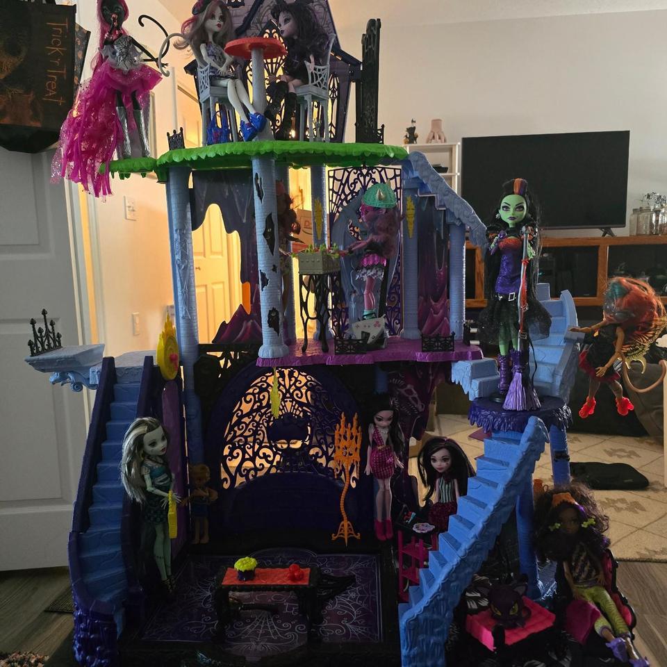 Monster High Castle Playset With 4461
