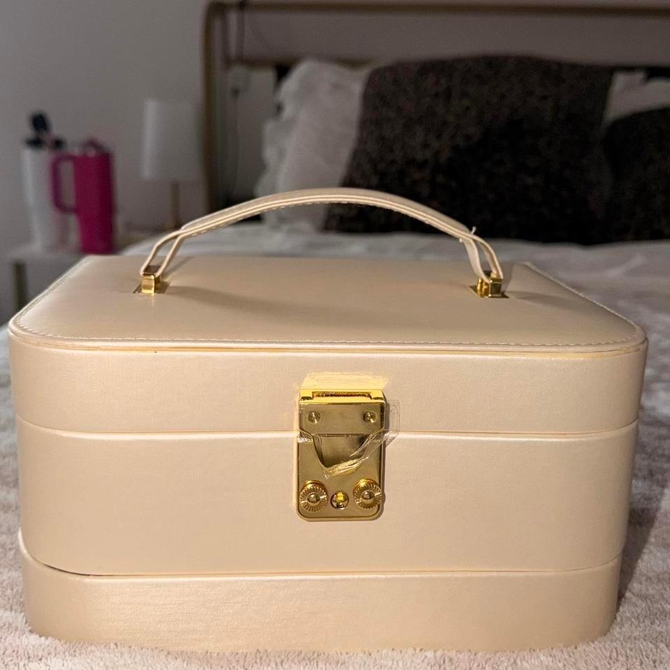 Cream Leatherette Jewelry Box With 5b9d