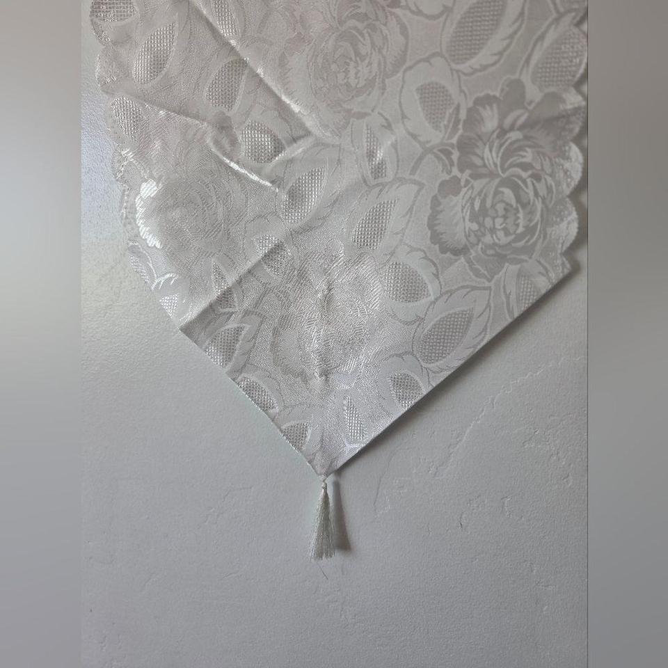 New White Damask Floral Table 425f 3