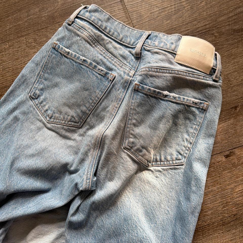 Light Wash Straight Leg Jeans 7293 3