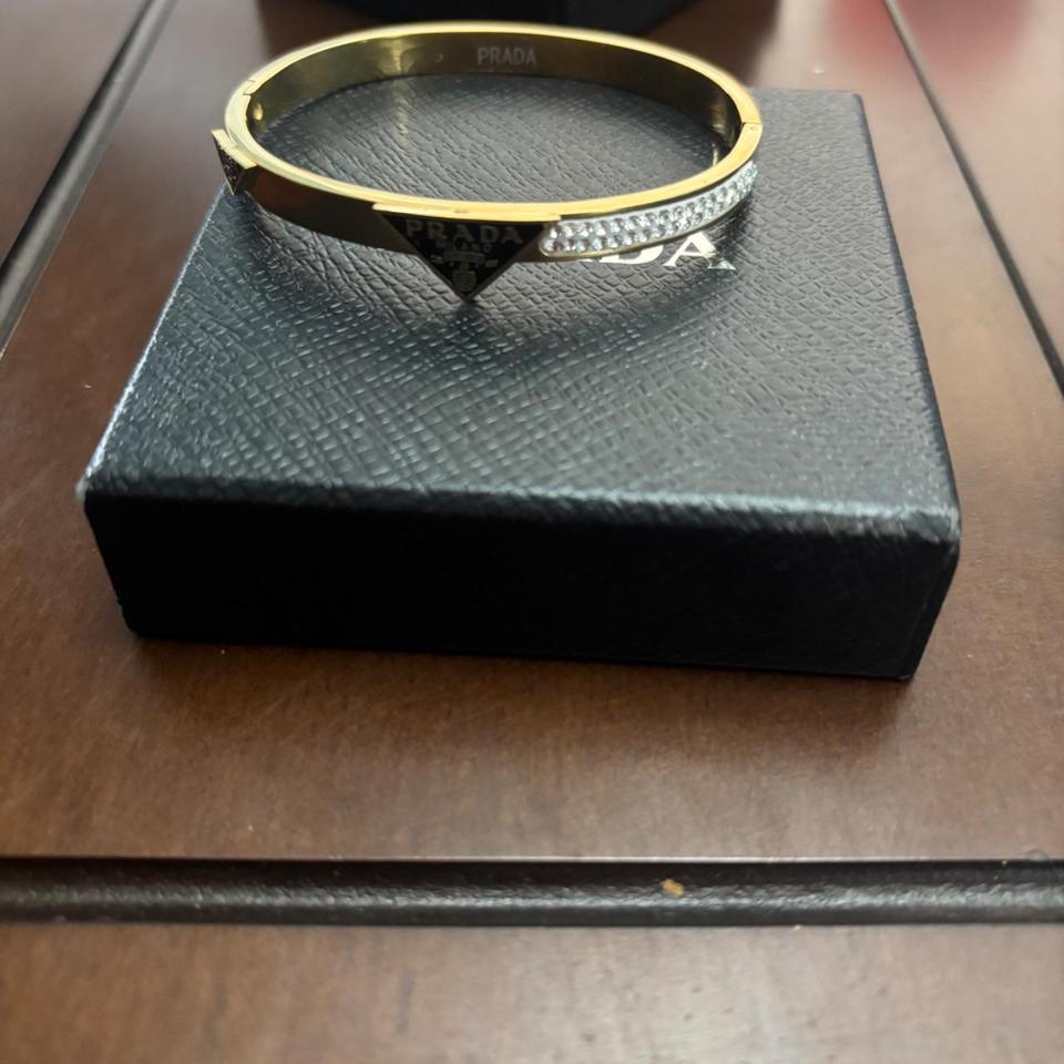 This Womens Gold Bracelet Is Fce1