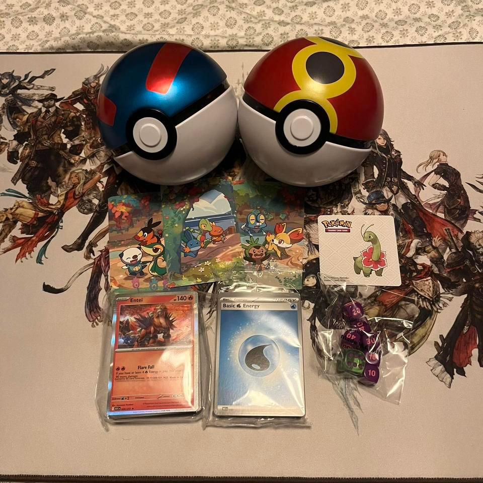 Pokemon Poke Ball Item Bundle With E799