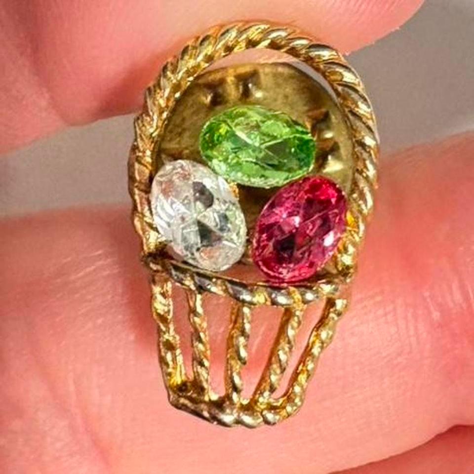 1950s Gold Tone Basket Pin 03f6