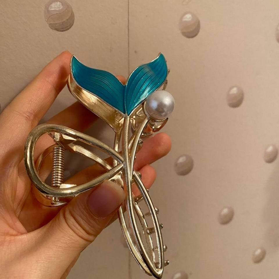 Bedazzled Claw Hair Clip With 619a 3