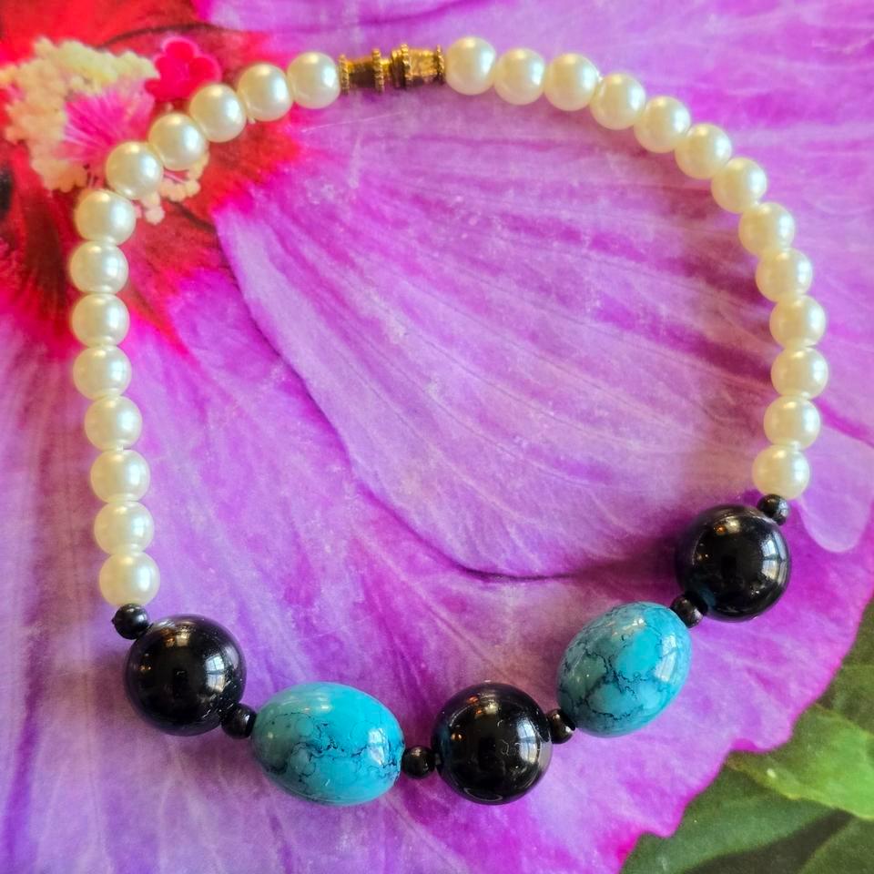 Lightweight Beaded Bracelet White Faux