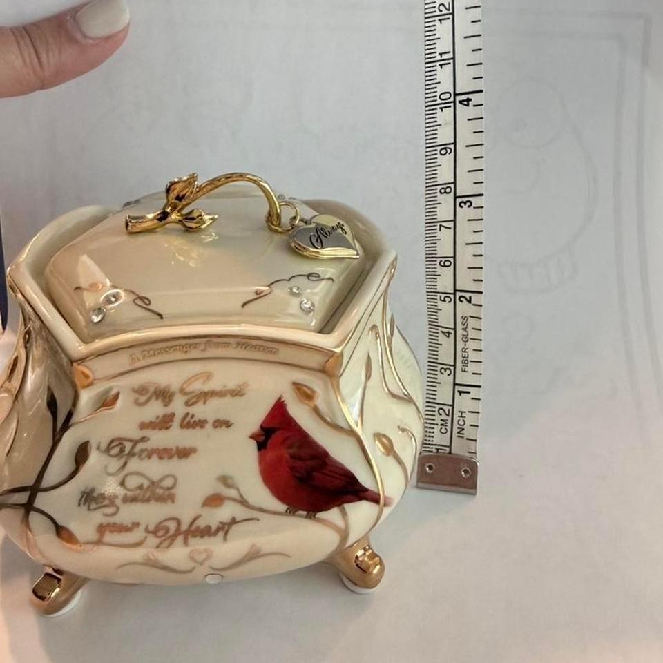 Beautiful Heirloom Porcelain Music Box 5