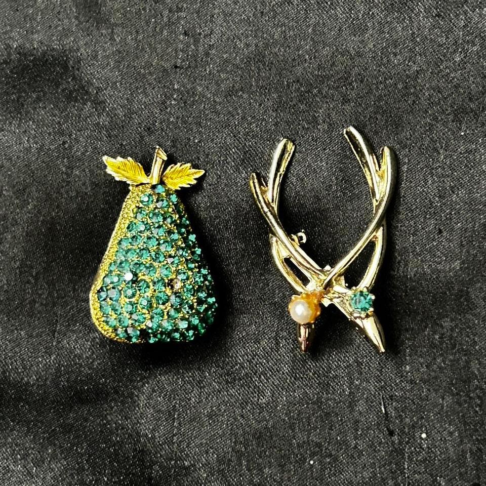 Vintage Gold Tone Pins One 516c