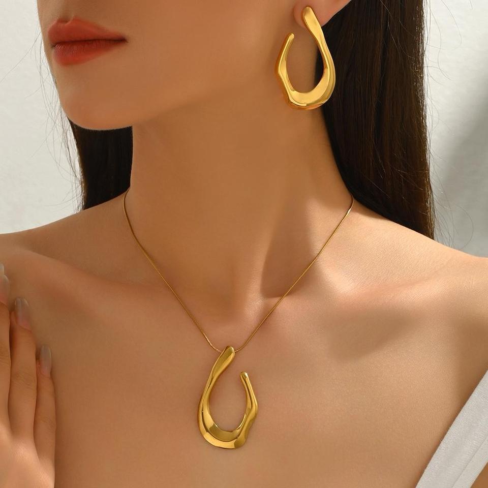 Gold Horseshoe Necklace And Earrings 3985