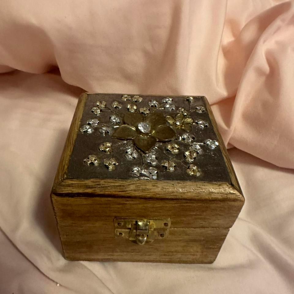Vintage Style Wooden Box With 5d4c