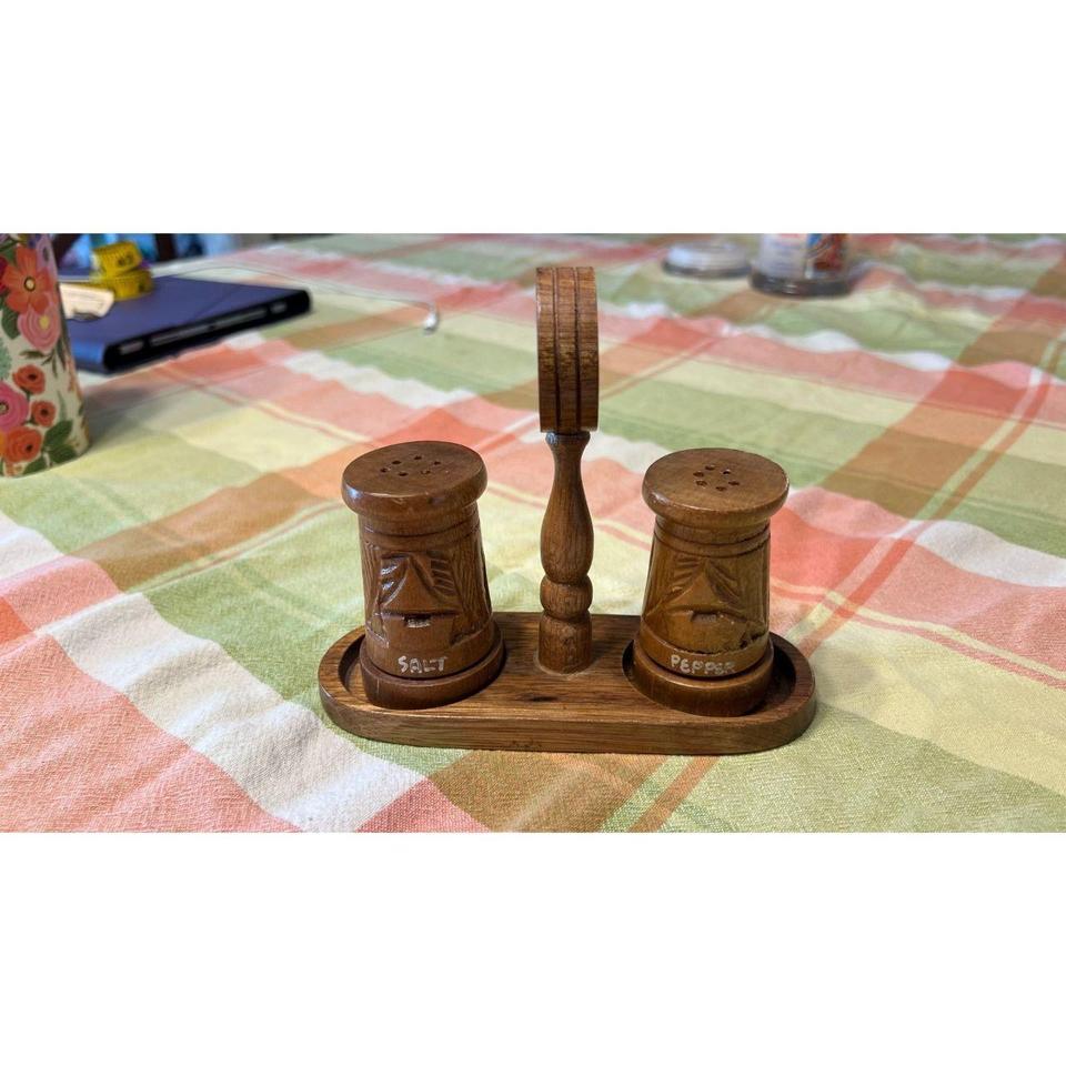 Vintage Hand Carved Wooden Salt Pepper 8a2c