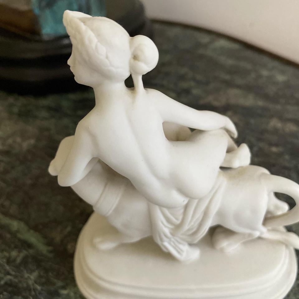 White Porcelain Cat Sculpture With 4