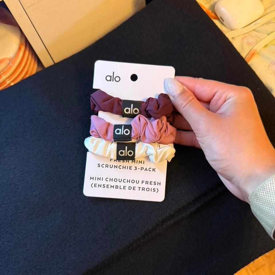Alo Yoga Mini Scrunchie 3 21b6