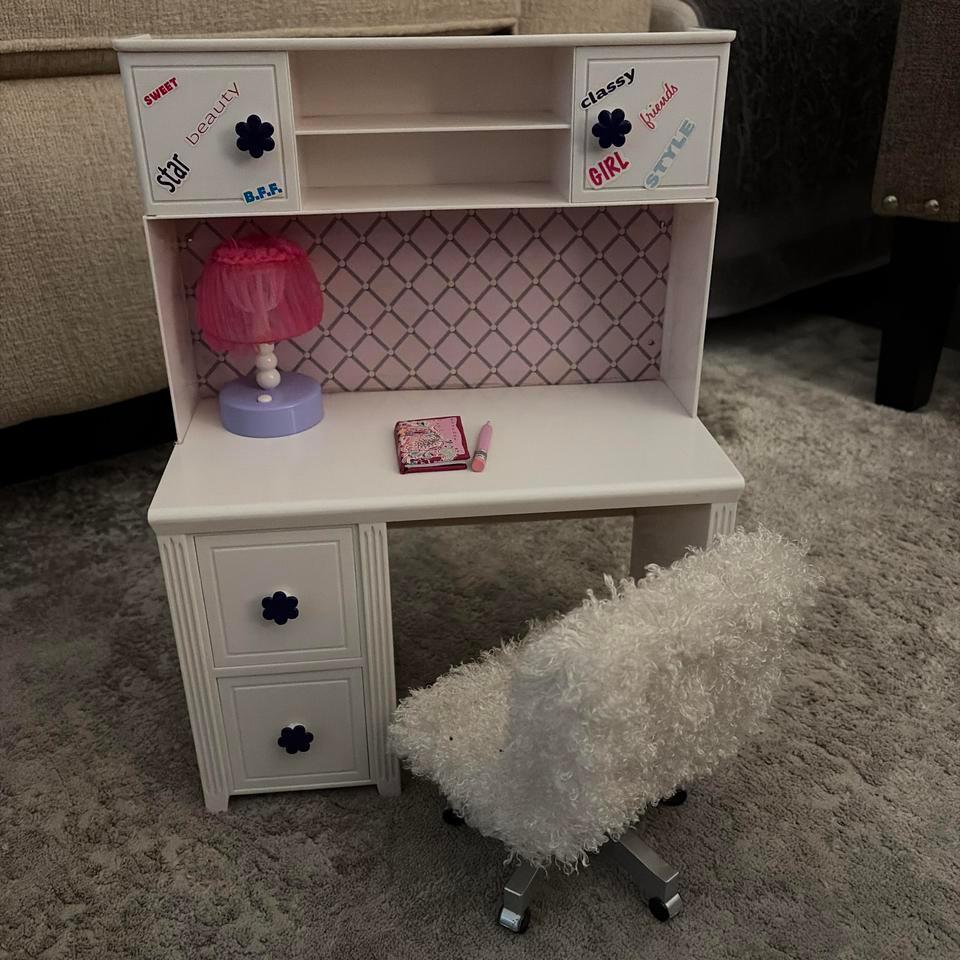 White And Pink Doll Desk 1fe9