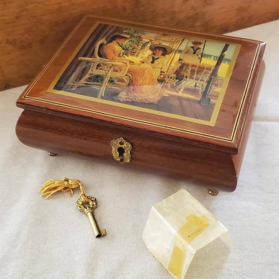 Vintage Wooden Jewelry Box With 9183