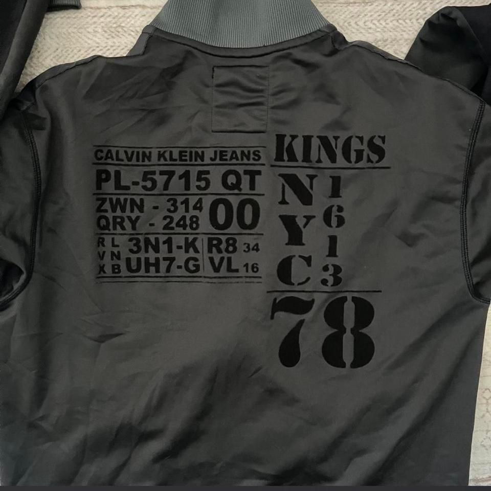Mens Medium Calvin Klein Graphic D388
