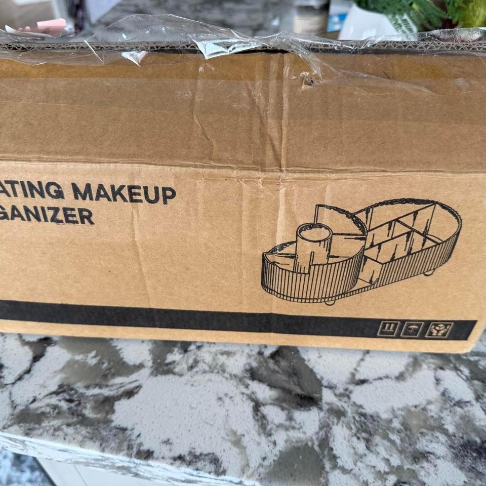 White Makeup Organizer With 3 4