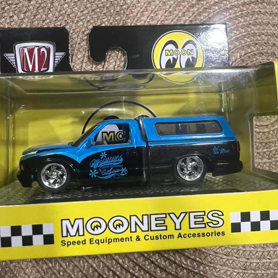 M2 Machines Mooneyes 1995 Chevrolet C813 2