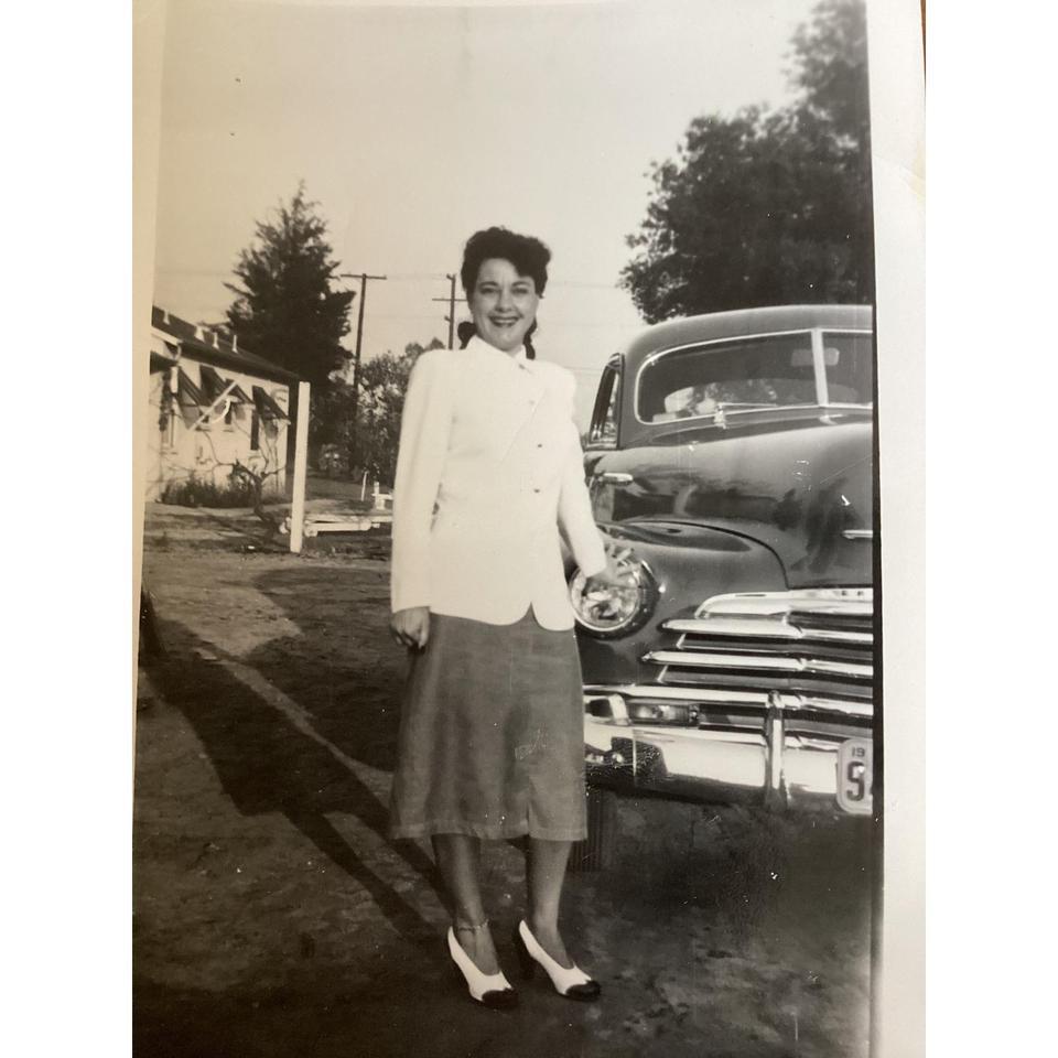Vtg 1948 Snapshot Photo Woman 7e68 2