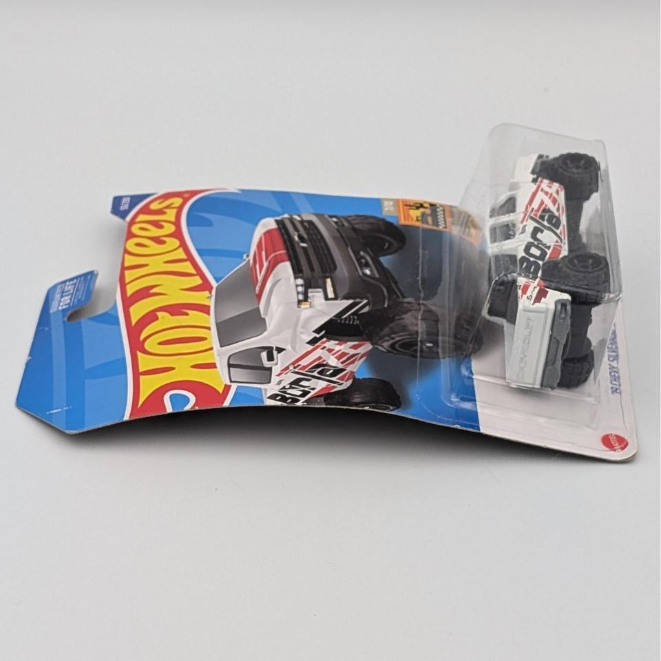 Hot Wheels 19 Chevy Silverado 5d83 3