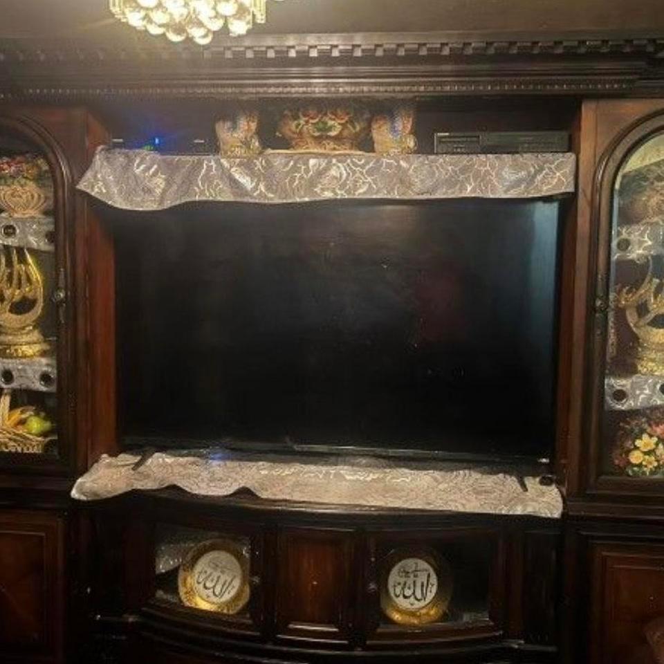 Raymour And Flanigian Tv Stand 2