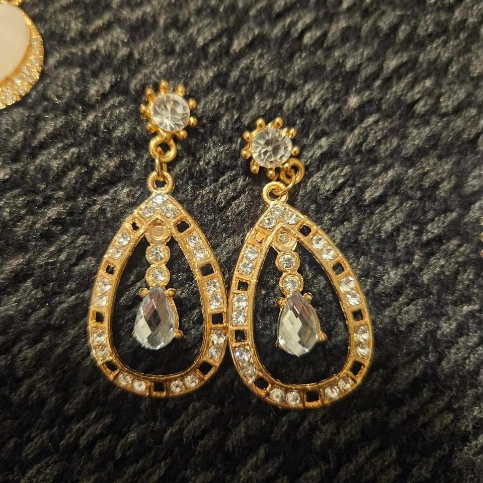 4 Assorted Gold Colored Earrings A0b2 4