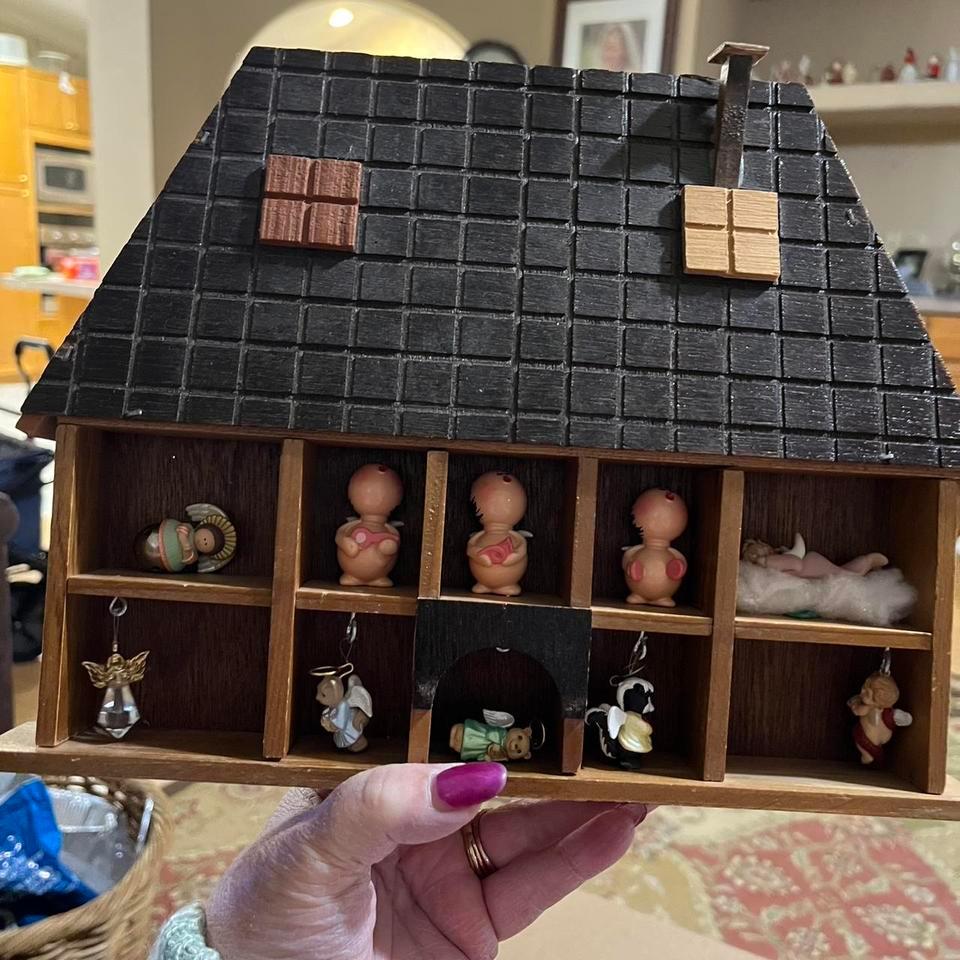 Wooden Dollhouse With 8 Dolls 4133