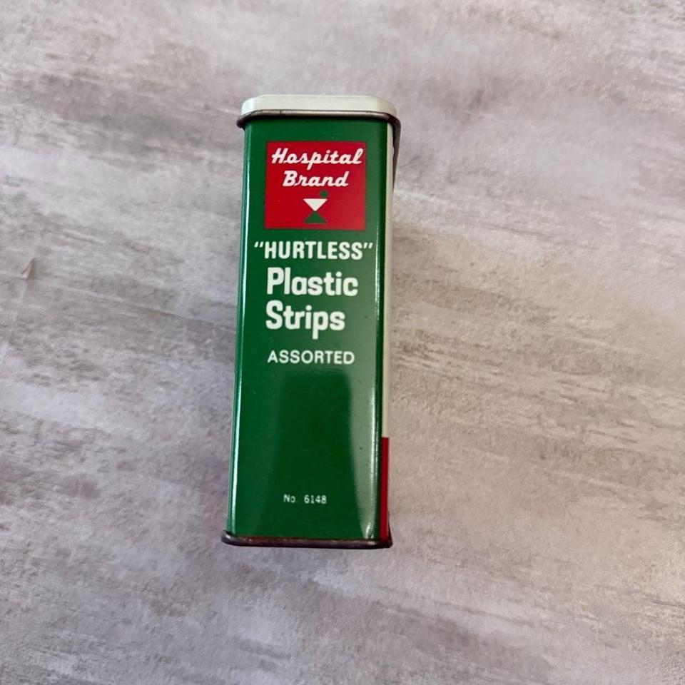 Vintage Hospital Brand Hurtless Plastic B12d 5