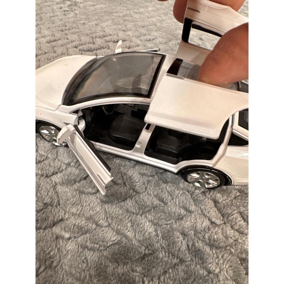 Tesla Model X 90d Diecast 8886 7