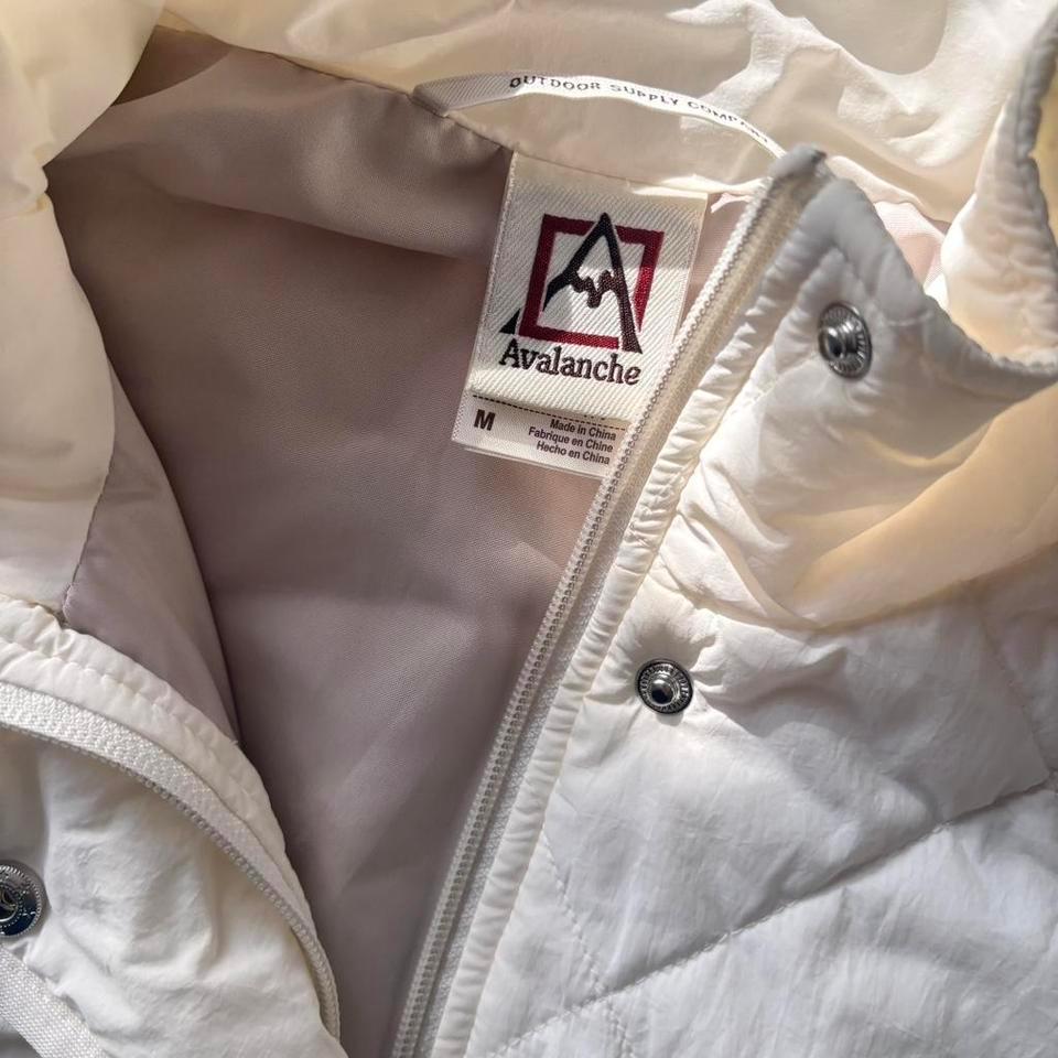 Avalanche White Light Puffer Jacket 545e 2