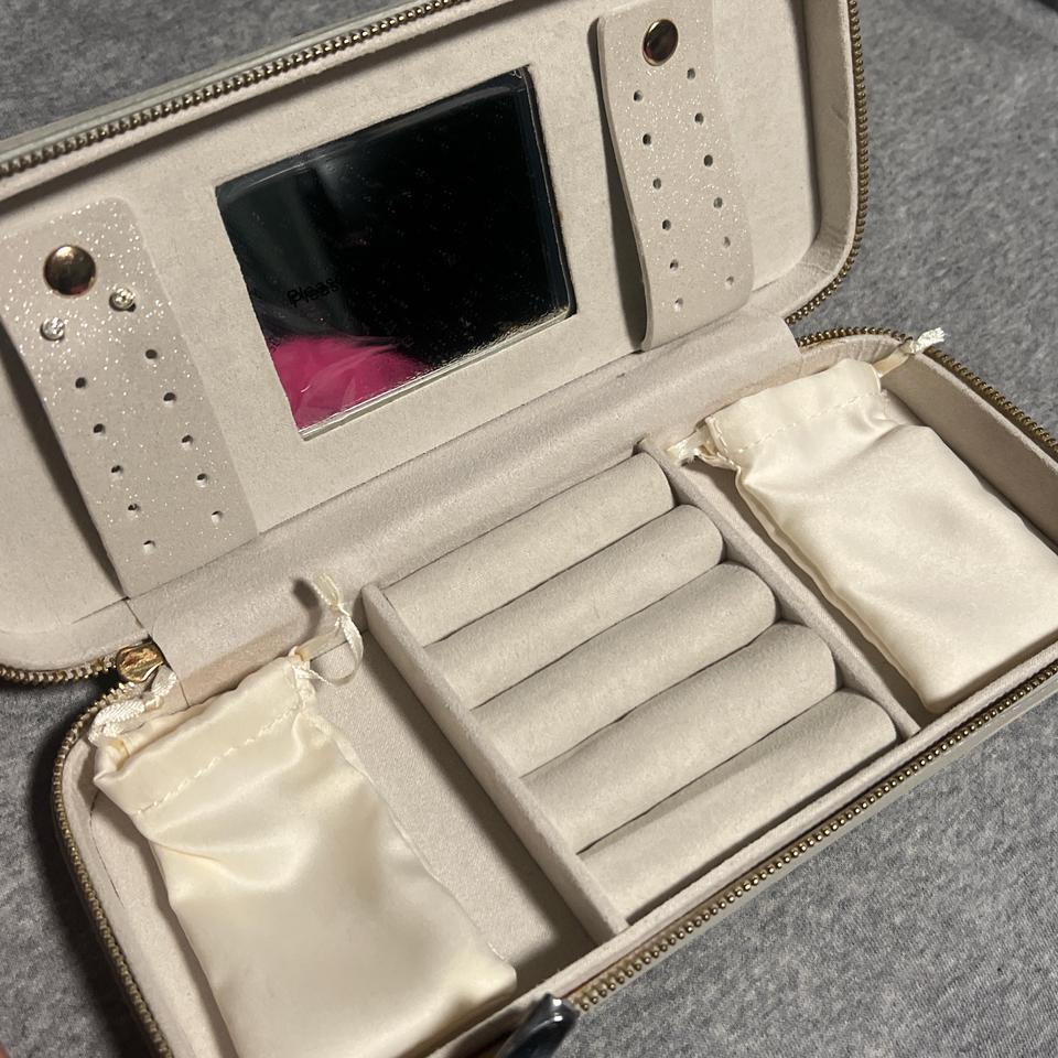 Cream Glittery Jewelry Box With B15d 3
