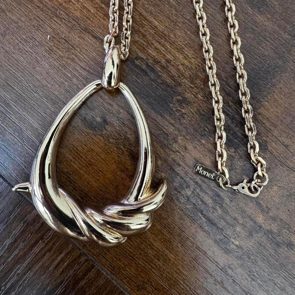 Monet Gold Necklace With A 0050 2