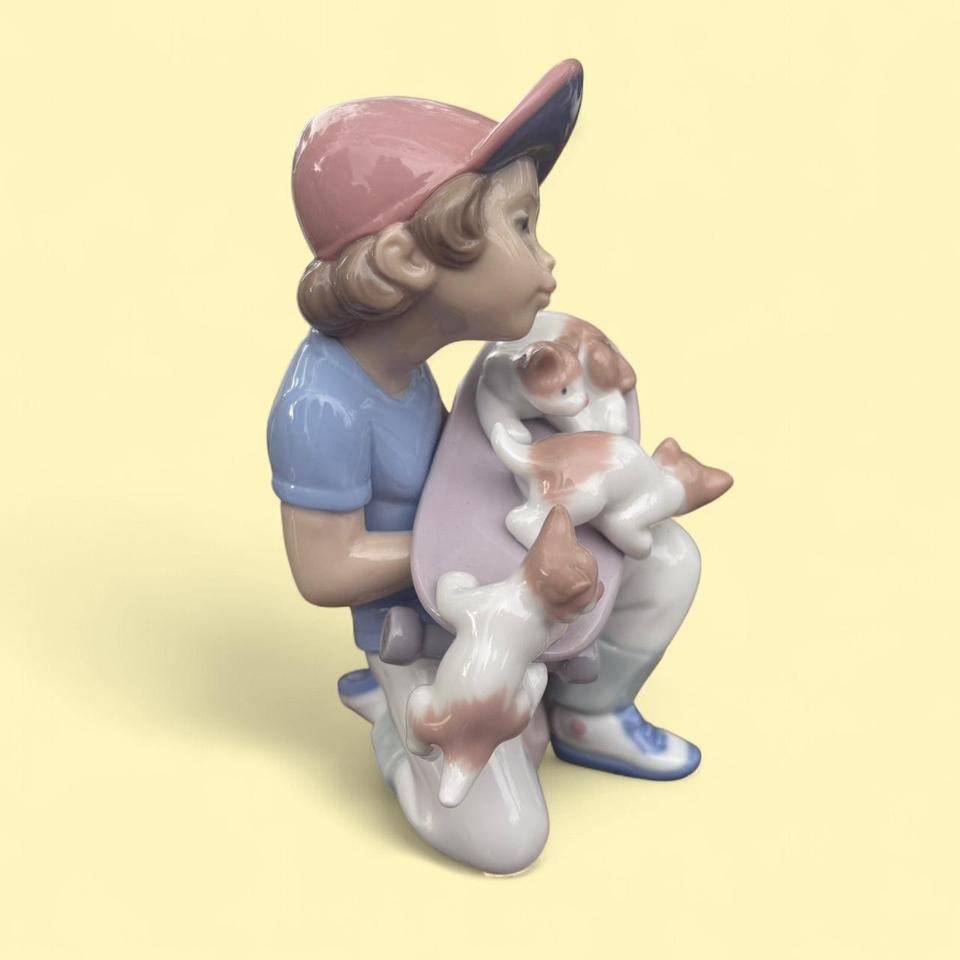 Porcelain Sculpture Of A Boy E968