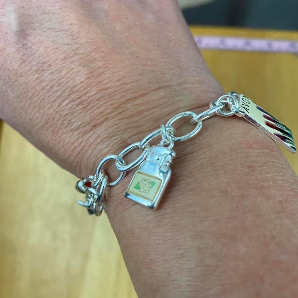 Avon Charm Bracelet With 8 7ec8