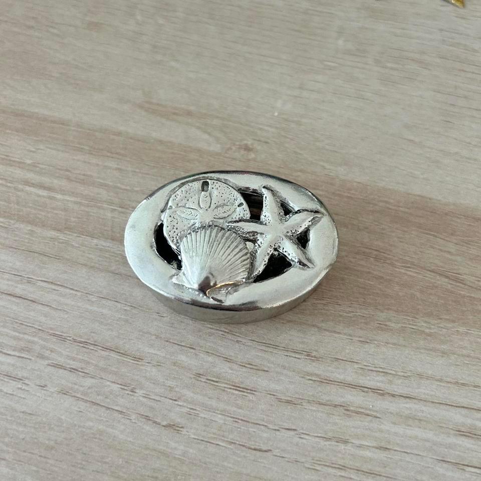 Tiny Coastal Grandma Silver Seashell Ae01