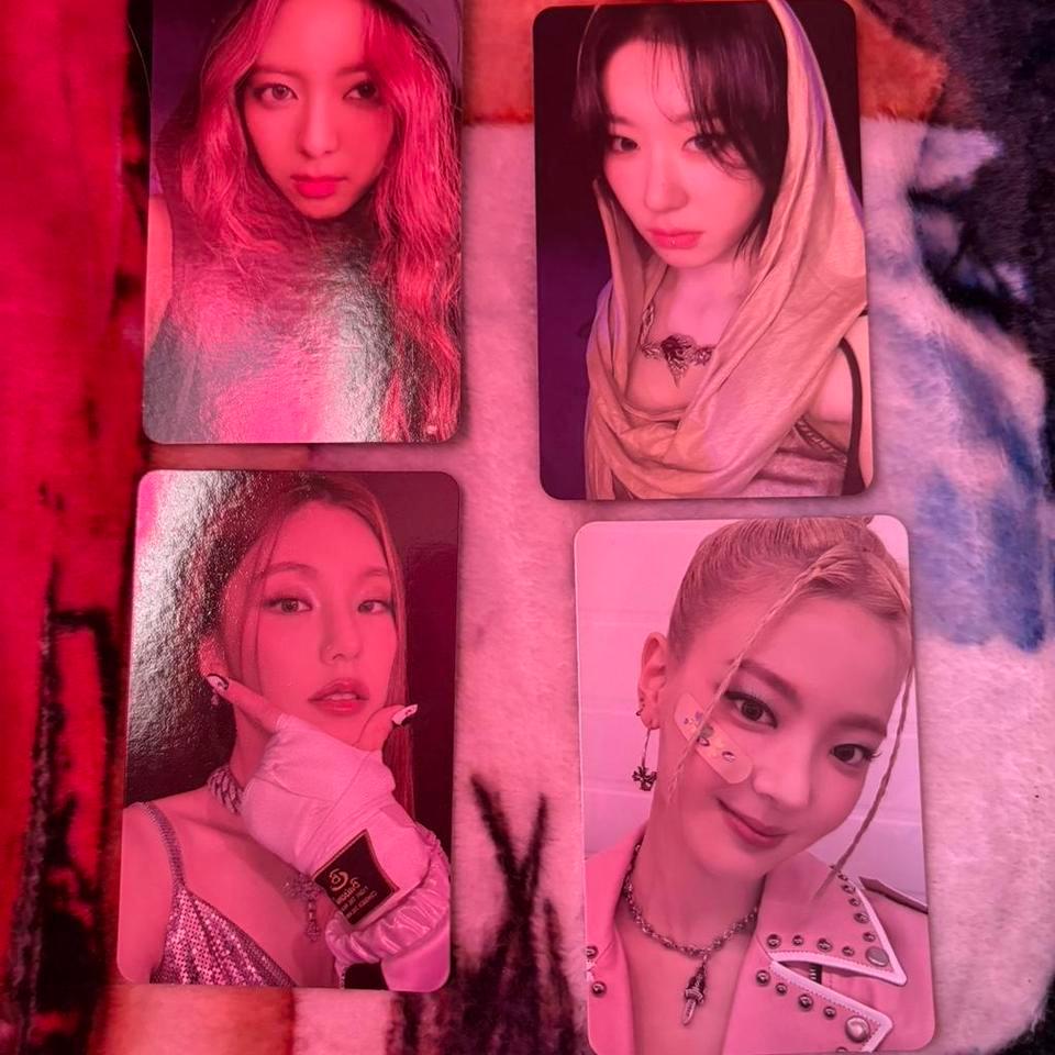 Itzy Photocard Bundle Comes With 1c5f