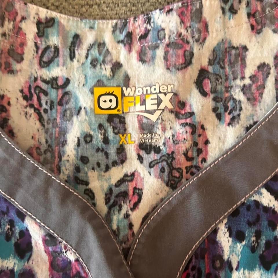 Wonderwink Leopard Print Scrub Top E203 2