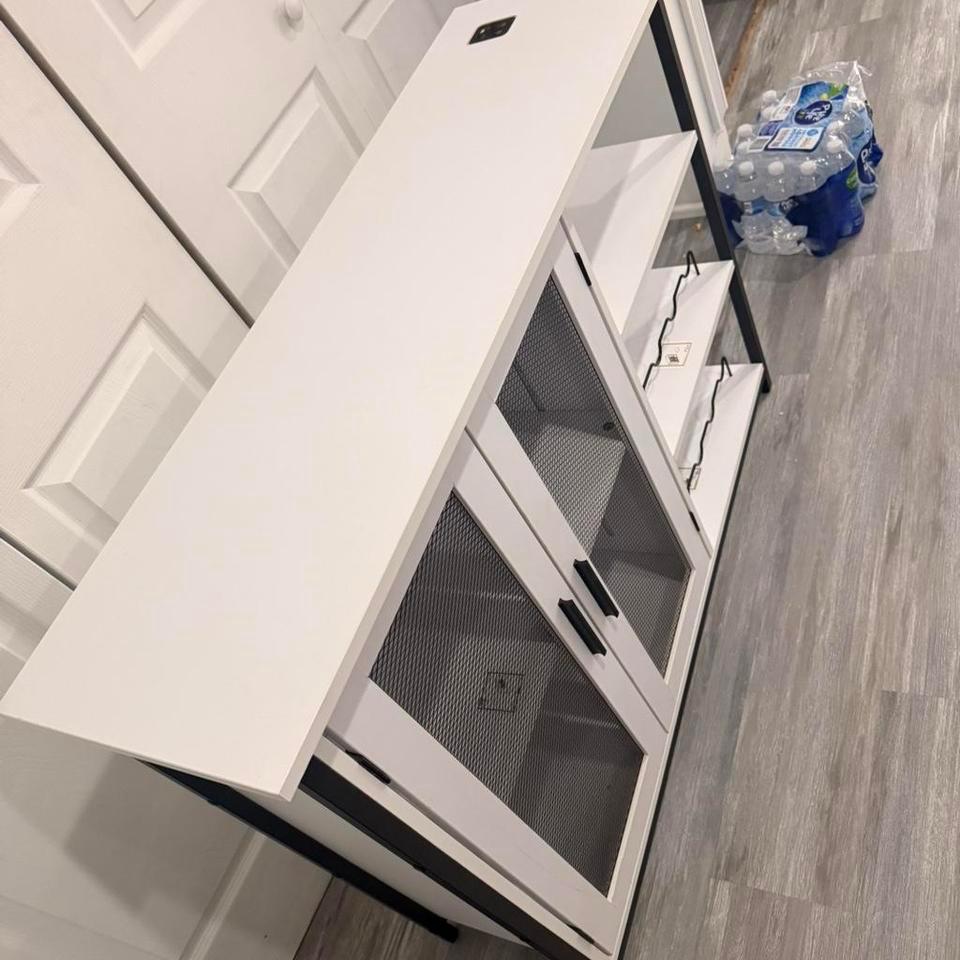 White And Black Desk With E470 3