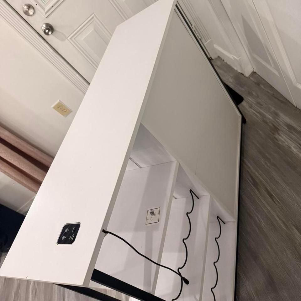 White And Black Desk With E470